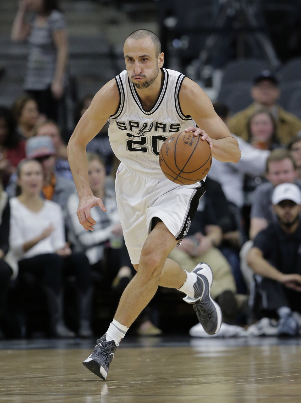 克6：最难防守的国际球员是吉诺比利 他运球时的步伐相当大