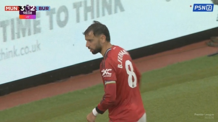 小意外！B费对看台激情庆祝时与对方球员发生碰撞，随后略有不满