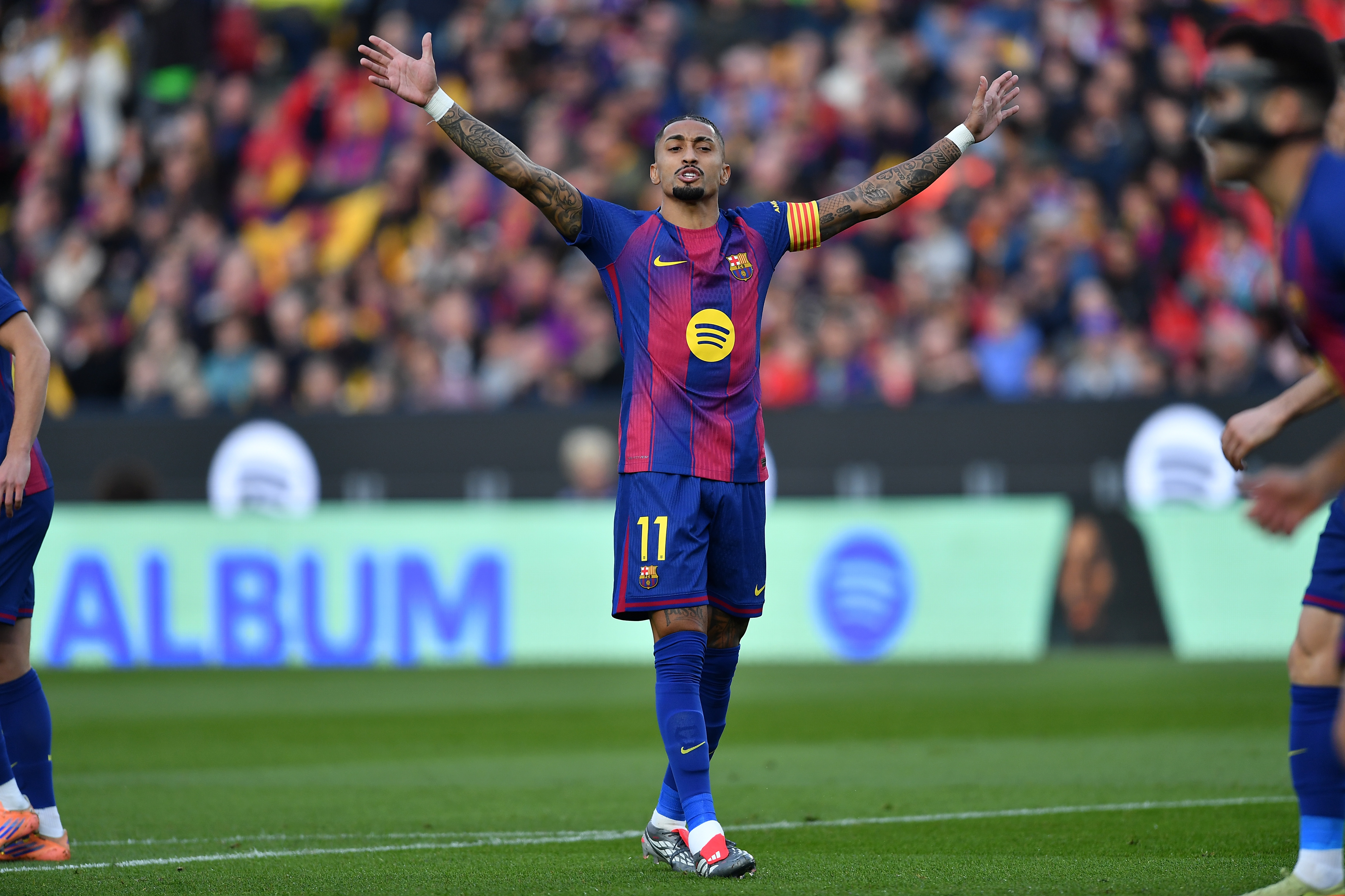 爱游戏登入-何时复出？六台记者：拉菲尼亚、佩德里今日仍缺席巴萨训练