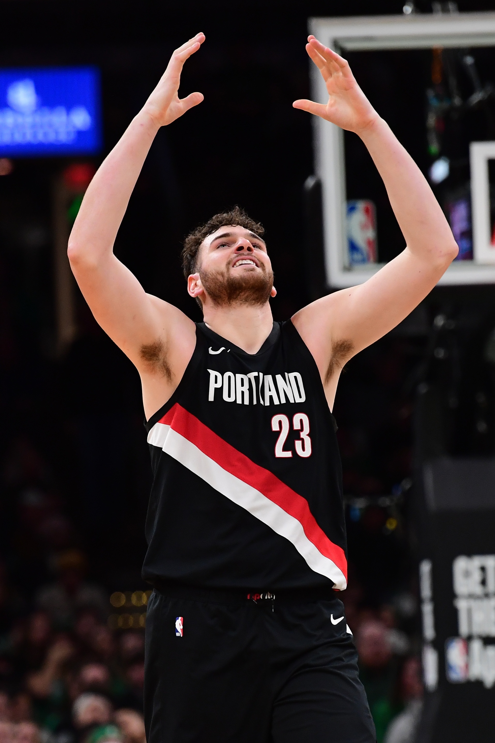 爱游戏官网-人生第一次！克林根肘击被吹二级恶意犯规 生涯首次被驱逐